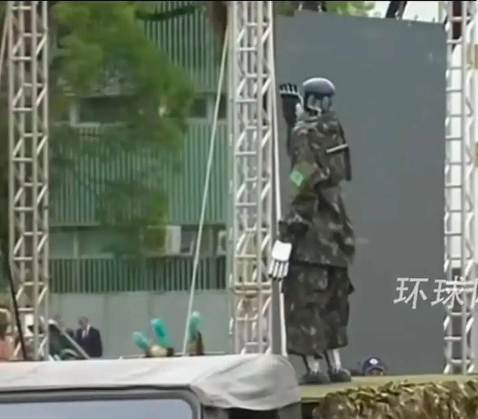 中国人形机器人穿军装亮相巴西阅兵