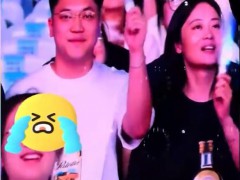 演唱会女生拒绝男友亲吻转头亲闺蜜 ，现场全程笑疯了