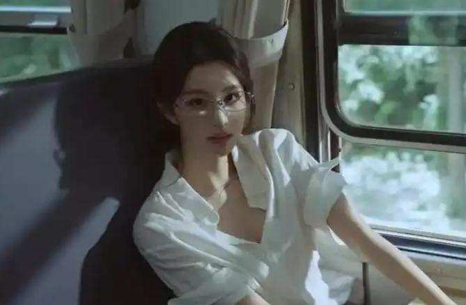 王楚然白衬衫搭配细框眼镜