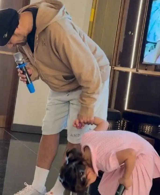 周杰伦晒与小女儿牵手鞠躬谢幕合照