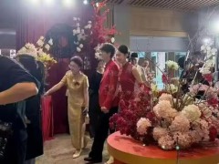 许嵩冯禧伴手礼细节曝光，内附手写情书，网友：这糖甜到齁