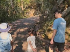 奚梦瑶晒照与何猷君带儿女爬山 这是什么场面？