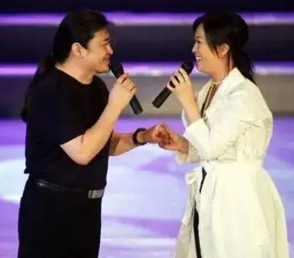 那英哽咽演唱《弯弯的月亮》