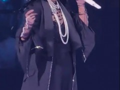 那英哽咽演唱《弯弯的月亮》，一开口全是乡愁