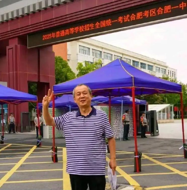 66岁大爷考入大学 大一绩点全班前三