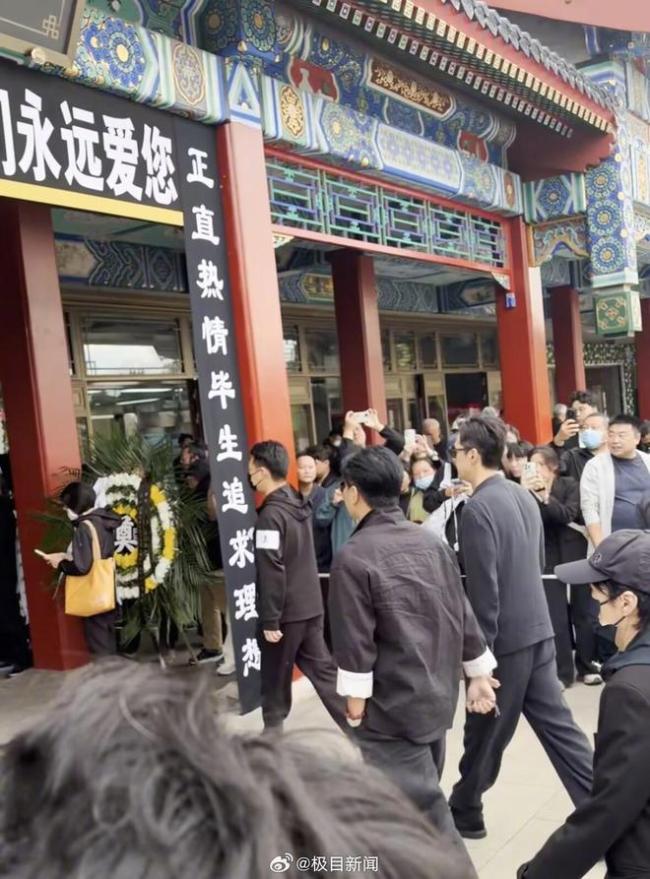  胡歌现身游本昌告别仪式不时擦泪