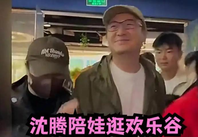 沈腾国庆陪儿子玩大摆锤和过山车