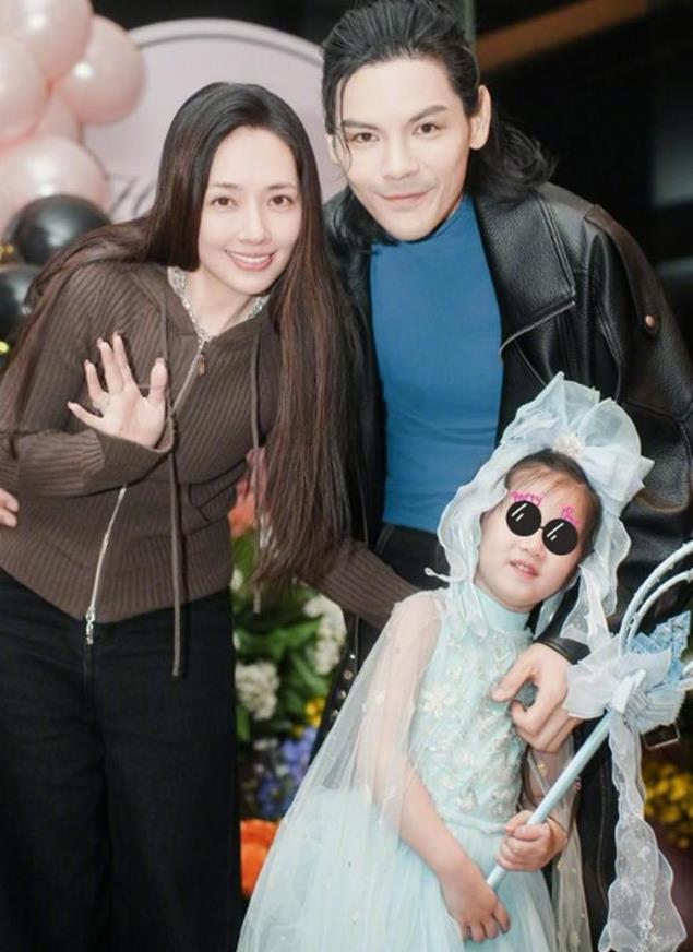 郭碧婷向佐小儿子颜值曝光