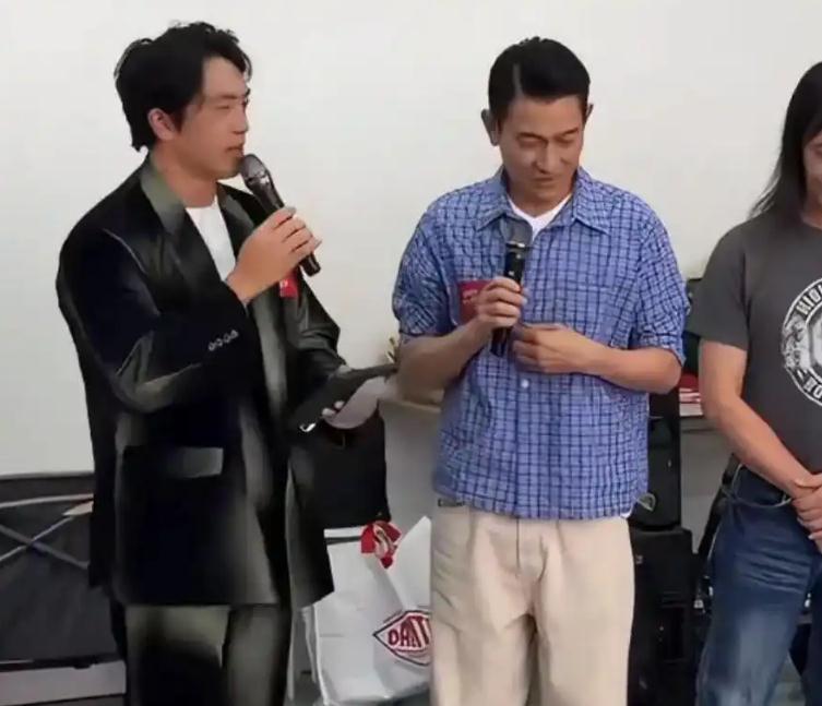 刘德华新片开机仪式现场遛龟