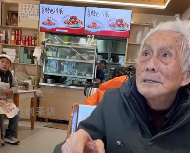 96岁老人独自坐43小时火车进西藏