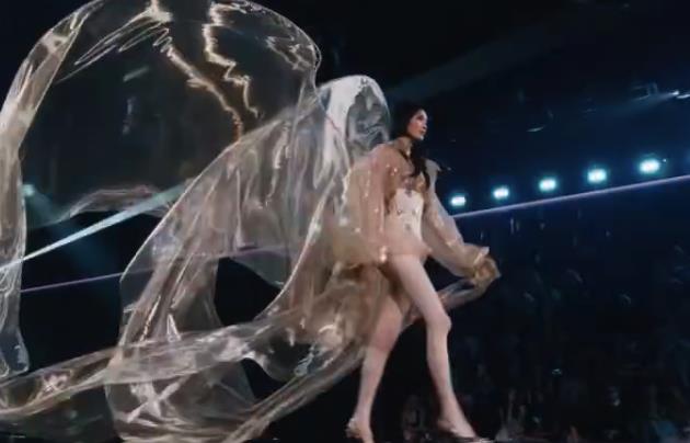 奚梦瑶维密秀超大蝴蝶翅膀 网友直呼“奚妃回宫”