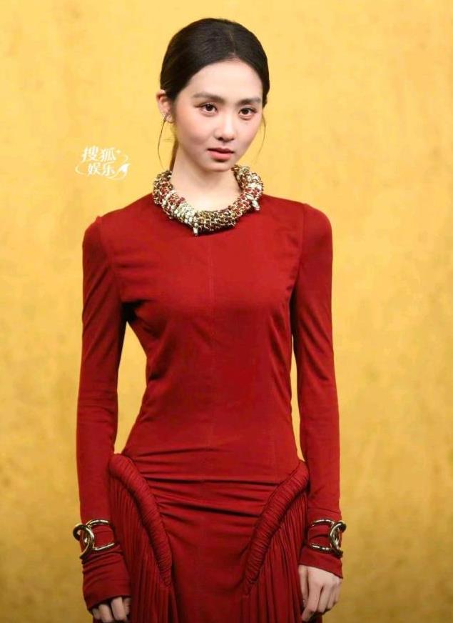 黄多多首秀亮相香奈儿高定