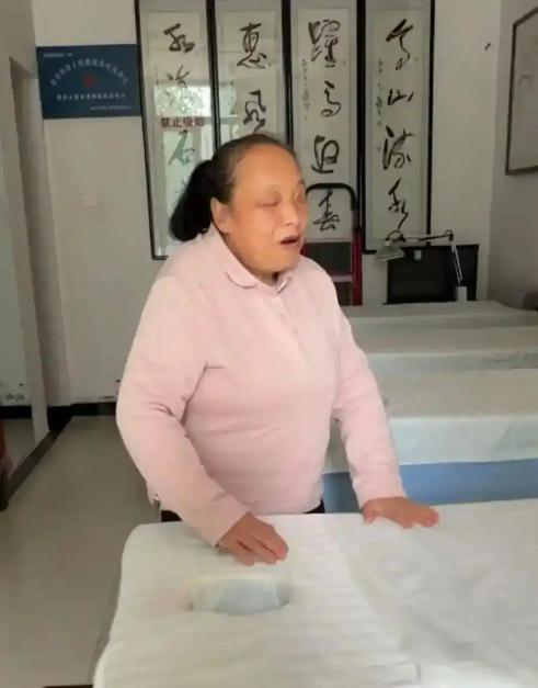 夫妻俩看不见世界却培养出博士女儿