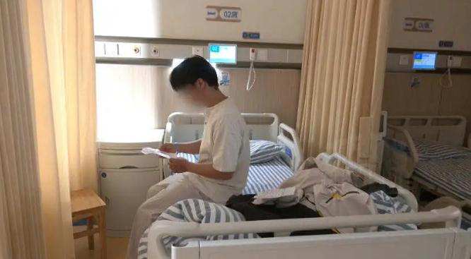男子拆外卖盒被割伤左手缝6针